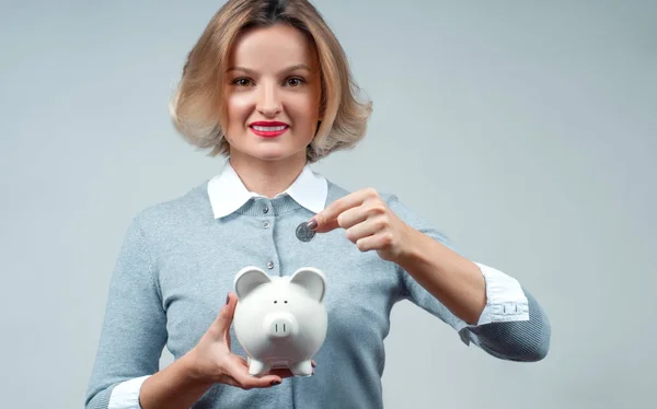 節約のコンセプト。女性の貯金箱銀行 — ストック写真