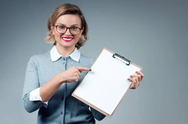 Mujer de negocios mostrando un documento en blanco —  Fotos de Stock