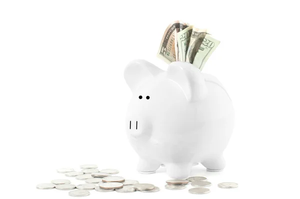 흰 배경에 있는 돼지 은행 과 주화 — 스톡 사진