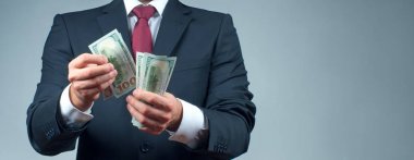 Adam sayısı onun elinde nakit para. Finans ve maaş kavramı.