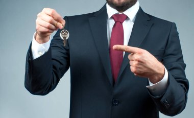 İşadamı ya da emlakçı tuşu tutmakta. 