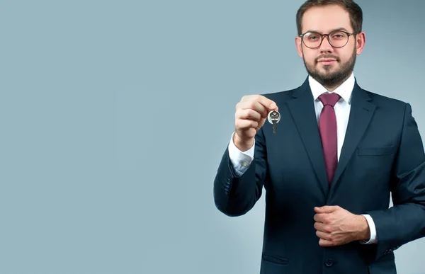 Zakenman of onroerende goederenagent houdt sleutels. — Stockfoto