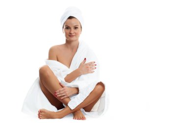 Spa ve epilasyon. Bornoz güzel kız. Epilasyon sonra kadın pürüzsüz bacaklar. 