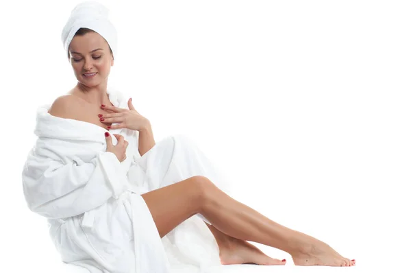 Spa. Menina bonita em roupão de banho. Pernas femininas longas após depilação . — Fotografia de Stock