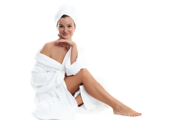 Spa. Menina bonita em roupão de banho. Pernas femininas lisas após depilação . — Fotografia de Stock