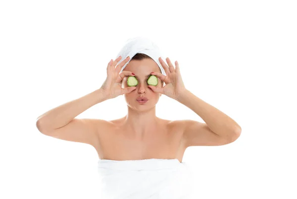 Vacker ung kvinna med ren frisk hud håller två skiva gurka. Skönhet och spa . — Stockfoto