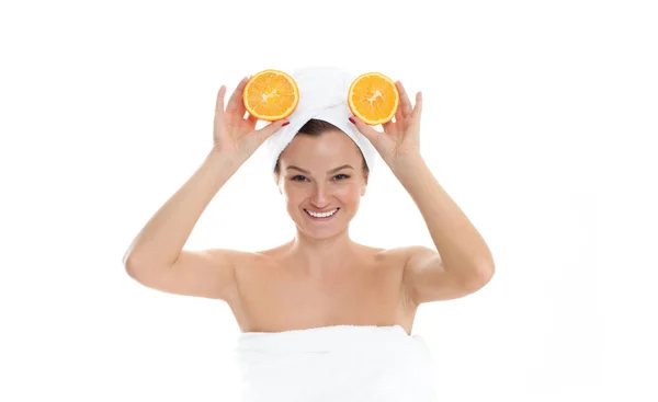 Temiz cilt güzel genç kadınla iki elinde yarım portakal. Yüz tedavi — Stok fotoğraf