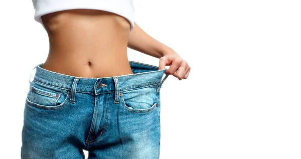 Mujer en jeans de gran tamaño después de la pérdida de peso . — Foto de Stock