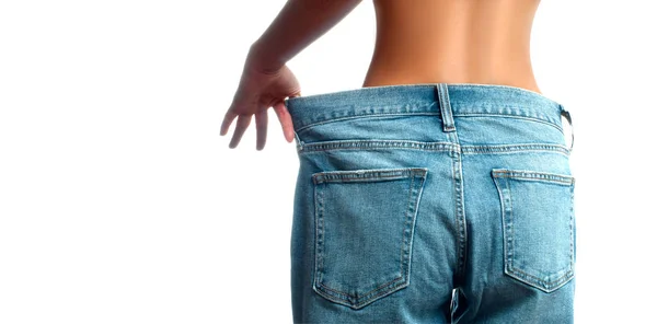 Женщина в огромных джинсах после потери веса, концепция диеты . — стоковое фото