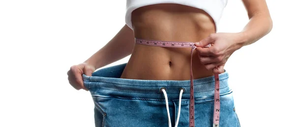 Mulher está medindo a cintura após a perda de peso,. Conceito de dieta — Fotografia de Stock