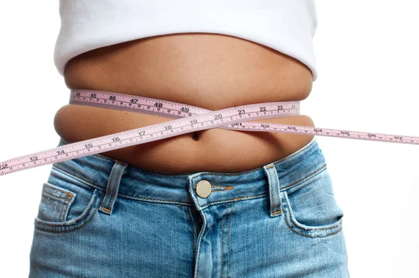 Mulher com sobrepeso com fita métrica em torno da cintura . — Fotografia de Stock