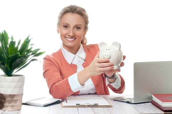 A mulher de negócios está a segurar o Piggy Bank. Conceito de poupança — Fotografia de Stock