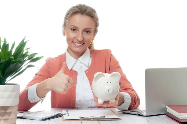 A mulher de negócios está a segurar o Piggy Bank. Conceito de poupança — Fotografia de Stock