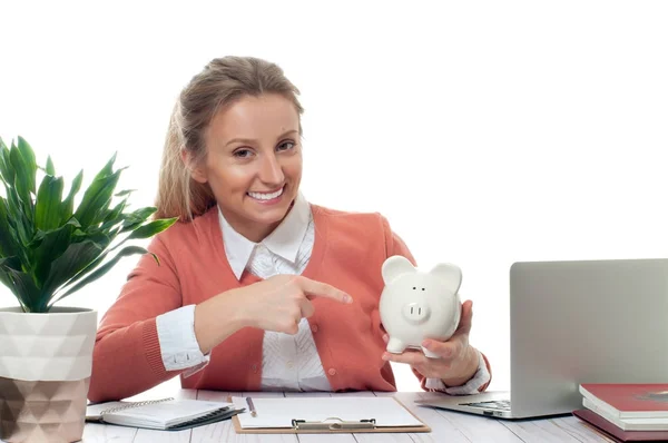 A mulher de negócios está a segurar o Piggy Bank. Conceito de poupança — Fotografia de Stock