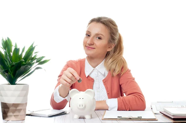 Woman putting coin in piggy bank. Saving concept — Stock Photo, Image