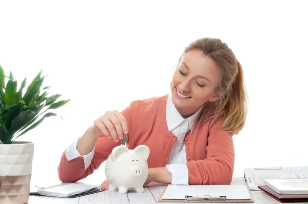 Woman putting coin in piggy bank. Saving concept — Stock Photo, Image