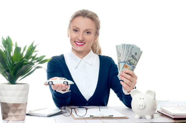 ビジネスの女性は、お金紙幣の束を保持しています。 — ストック写真