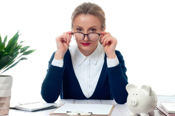 Mujer de negocios con gafas sentada a la mesa en la oficina —  Fotos de Stock