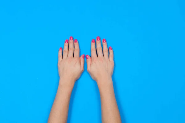 Krásné ženské ruce s růžovou manikúrou — Stock fotografie