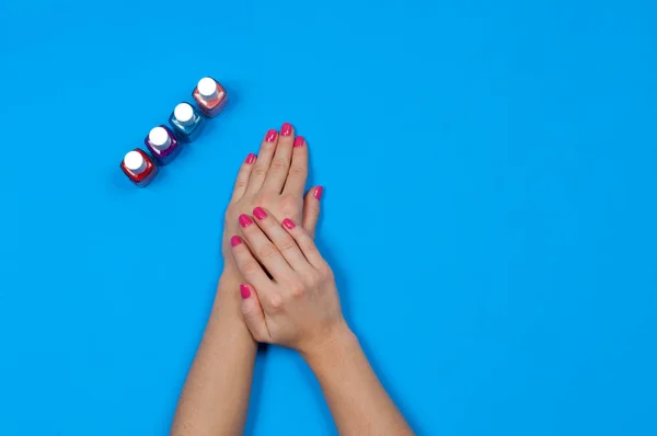 Belle mani femminili con manicure rosa — Foto Stock