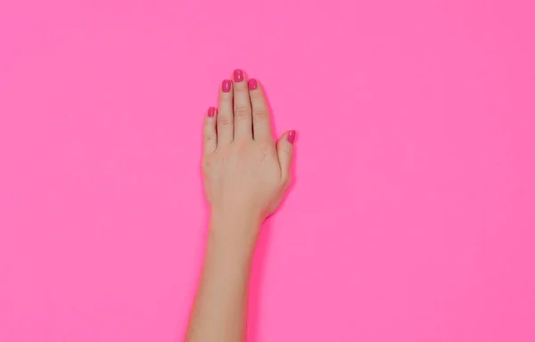 Hermosa mano femenina con manicura rosa —  Fotos de Stock