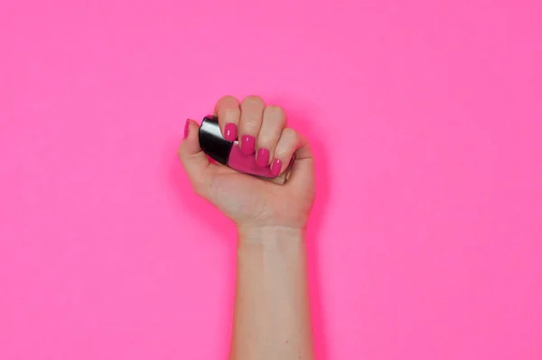 Salón de uñas. Hermosas manos femeninas con esmalte de uñas rosa —  Fotos de Stock