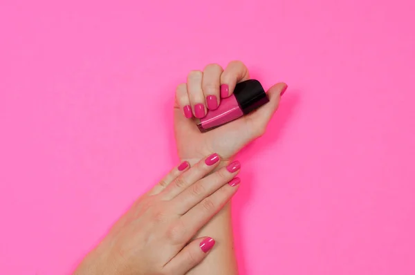 Salon des ongles. Belles mains féminines avec vernis à ongles rose — Photo