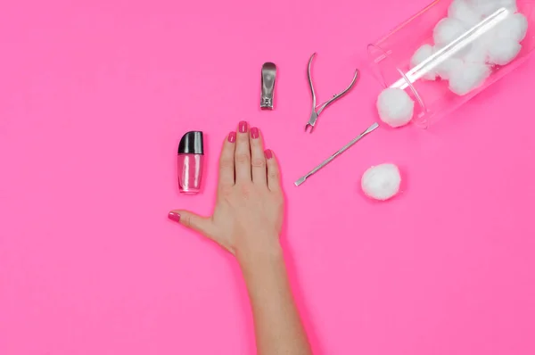 Salón de uñas. Hermosa mano femenina con esmalte de uñas rosa —  Fotos de Stock