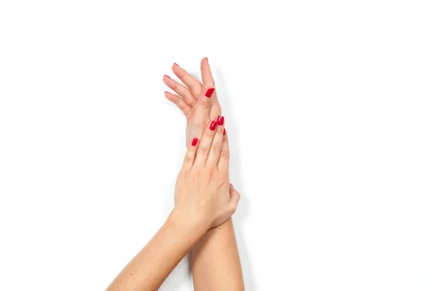 Hermosas manos femeninas con manicura roja — Foto de Stock
