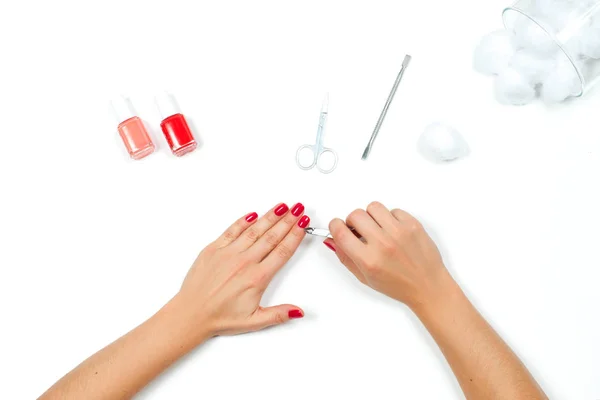 Belas mãos femininas com manicure vermelho — Fotografia de Stock