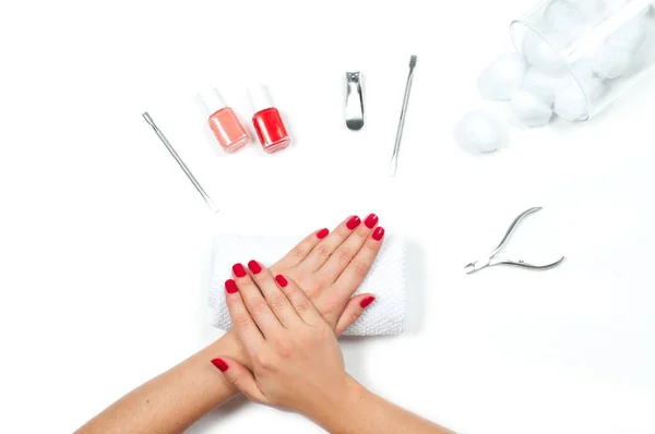 Belle mani femminili con manicure rossa — Foto Stock