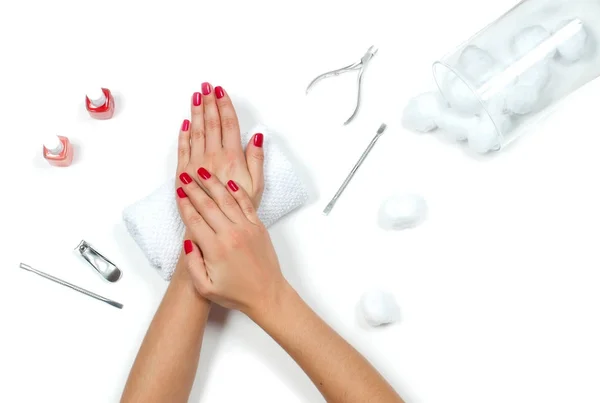 Hermosas manos femeninas con manicura roja —  Fotos de Stock