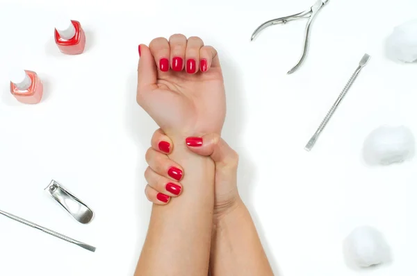 Hermosas manos femeninas con manicura roja —  Fotos de Stock
