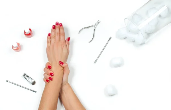 Hermosas manos femeninas con manicura roja —  Fotos de Stock