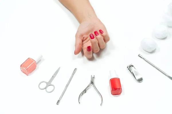 Bella mano femminile con manicure rossa — Foto Stock