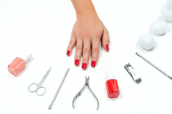 Bella mano femminile con manicure rossa — Foto Stock