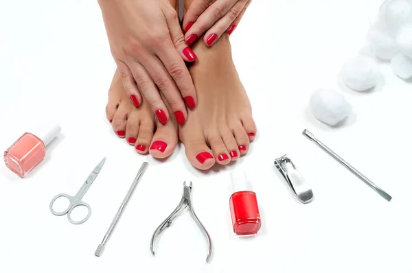 Belos pés femininos no salão de spa no procedimento de pedicure — Fotografia de Stock
