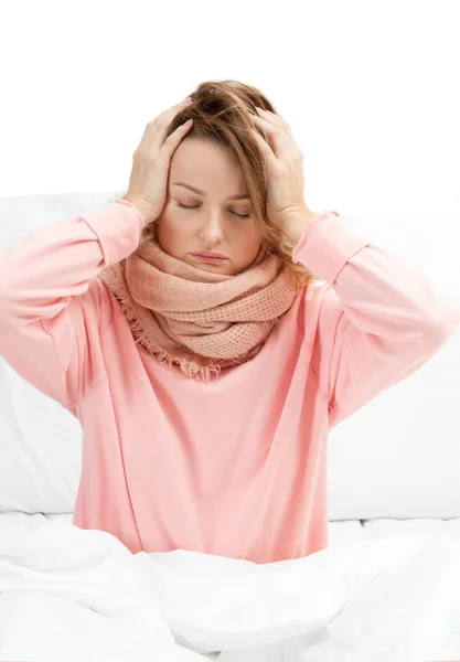 У женщины простуда, грипп и головная боль. — стоковое фото