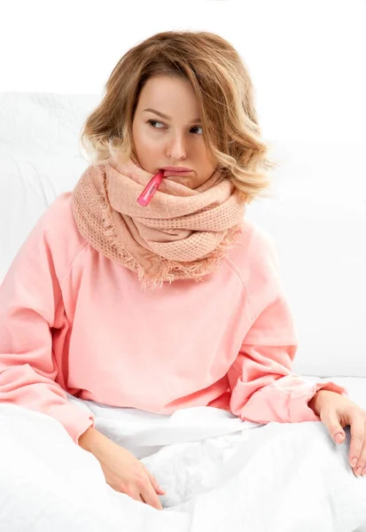 Kvinna med en förkylning, influensa. Halsont och hosta — Stockfoto