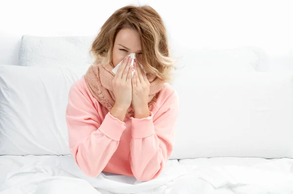 Nezle, grip olan bir kadın. Boğaz ağrısı ve öksürük — Stok fotoğraf