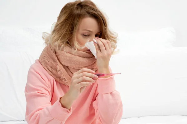Woman having a cold, flu. Sore throat and coughing — Stock Photo, Image