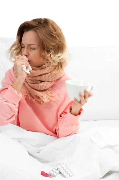 У женщины простуда, грипп. Горло болит и кашель — стоковое фото