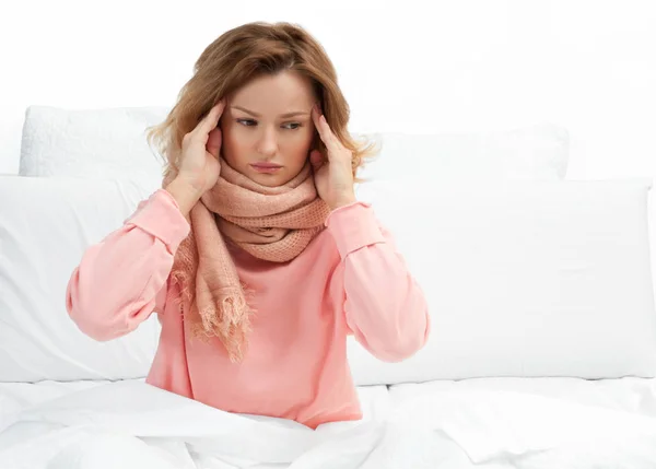 Woman has fever, flu and headache — Stock Photo, Image