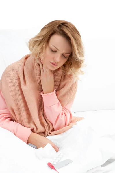 У женщины простуда, грипп. Горло болит и кашель — стоковое фото
