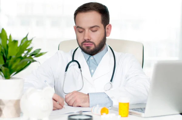 Concepto de medicina. Doctor sentado en el escritorio en el hospital — Foto de Stock