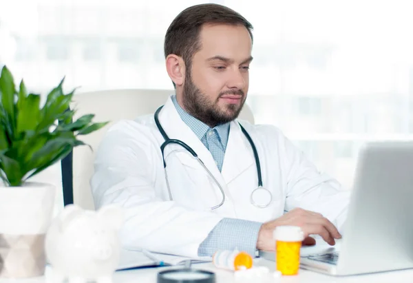 Concepto de medicina. Doctor sentado en el escritorio en el hospital — Foto de Stock