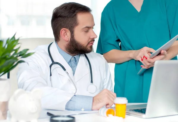 Concepto médico. Médicos discutiendo un diagnóstico de paciente — Foto de Stock