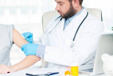 Aşı. Grip aşısı. Enjekte etme grip aşısı hastanın kol için doktor