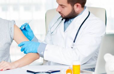 Aşı. Grip aşısı. Enjekte etme grip aşısı hastanın kol için doktor