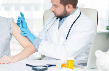 Aşı. Grip aşısı. Enjekte etme grip aşısı hastanın kol için doktor